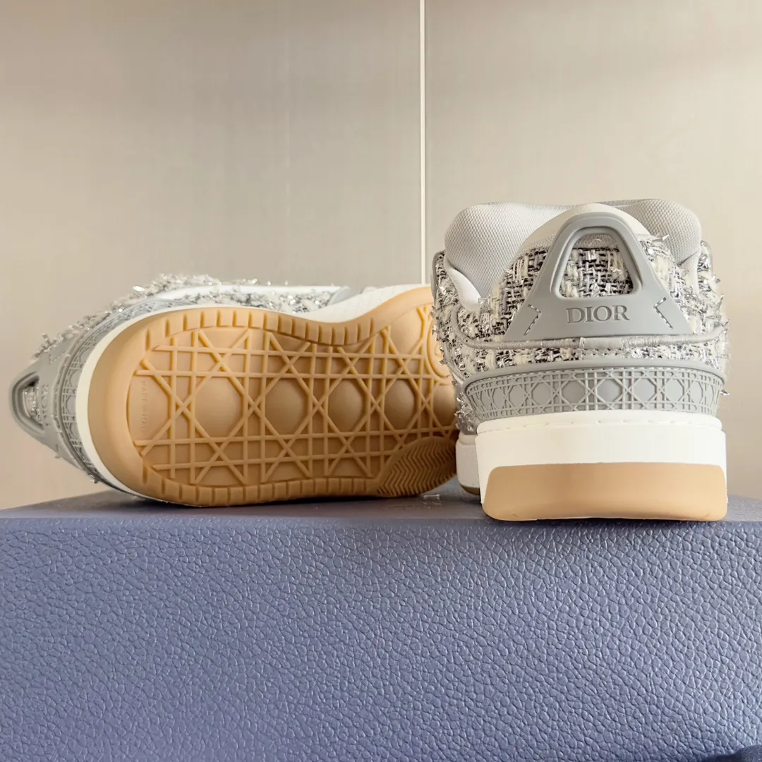 [DIOR] P: 820💰 Men's 39-44. (Male 38. 45. Customized) Dior Dior B9S series top version bread shoes casual sports shoes skate shoes original purchase development and production This new B9S skateboard sneakers are inspired by skateboarding and Dior's high-order spirit. Crafted from navy blue cotton tweed, the classic cannage pattern is reinterpreted with grained calfskin details in homage to Dior's savoir-faire. Padded tongue and technical fabric leg provide ideal comfort. Iconic details abound throughout the design, such as the Dior signature on the heel and tongue, cannage-patterned panels, and the rubber Dior Charm signature on the side inspired by the Dior logo. The rubber soles engraved with Oblique printing with a gradient effect are more refined and can add a high-end temperament to various looks. Exquisite packaging at the delivery counter🛍📦 ▪️Fabric: Original customized first-layer cowhide + tweed ▪️Inner lining: Customized breathable lining ▪️Outsole: Original open-molded anti-slip TPU material ▪️Sole thickness: 3.5CM.